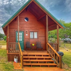 Cabin 10- Lakefront Sandy Beach-King Bed-Full Kitchen-Sleeping Loft-AC/Heat-Sleeps 6
