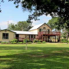 5BR Lakefront Haven-Sandy Beach-Large Shaded Yard-Basketball-Volleyball and more-Free Kayaks and Paddle Boards