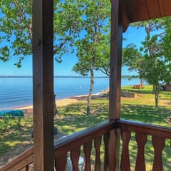 Cabin 6-Sandy Beach Lakefront- King Bed-Full Kitchen-Sleeping Loft-AC/Heat-Sleeps 6