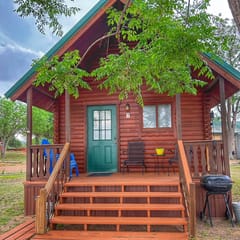 Cabin 7: Lakefront Sandy Beach-King Bed-Full Kitchen-Loft-AC/Heat