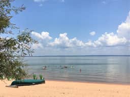 5BR Lakefront Haven-Sandy Beach-Large Shaded Yard-Basketball-Volleyball and more-Free Kayaks and Paddle Boards - Image 4