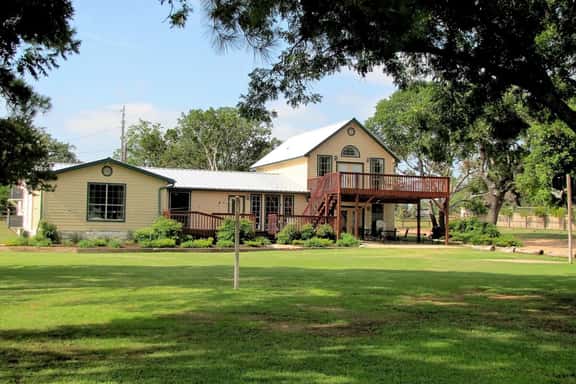 5BR Lakefront Haven-Sandy Beach-Large Shaded Yard-Basketball-Volleyball and more-Free Kayaks and Paddle Boards - Image 1