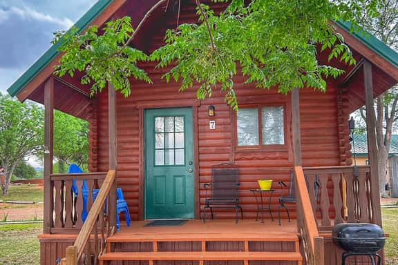 Cabin 7: Lakefront Sandy Beach-King Bed-Full Kitchen-Loft-AC/Heat - Image 1