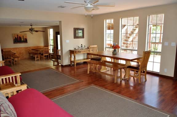 5BR Lakefront Haven-Sandy Beach-Large Shaded Yard-Basketball-Volleyball and more-Free Kayaks and Paddle Boards - Image 2